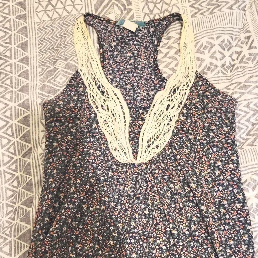 Chic Julie's Closet Small Floral and Lace Top